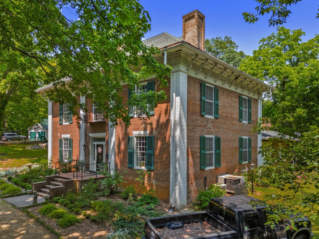 Dandridge, Tennessee, 37725, United States, 4 Bedrooms Bedrooms, ,2 BathroomsBathrooms,Residential,Forsale,1941419