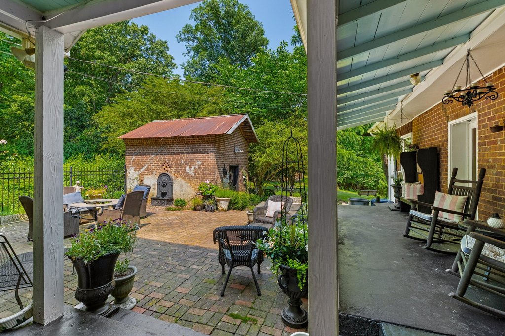 Dandridge, Tennessee, 37725, United States, 4 Bedrooms Bedrooms, ,2 BathroomsBathrooms,Residential,Forsale,1941419