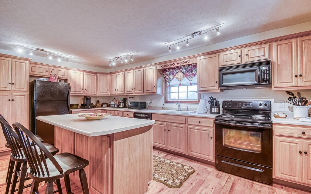 Dandridge, Tennessee, 37725, United States, 3 Bedrooms Bedrooms, ,4 BathroomsBathrooms,Residential,Forsale,1884080