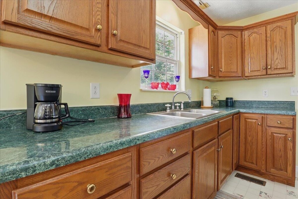 Dandridge, Tennessee, 37725, United States, 3 Bedrooms Bedrooms, ,2 BathroomsBathrooms,Residential,Forsale,1884082