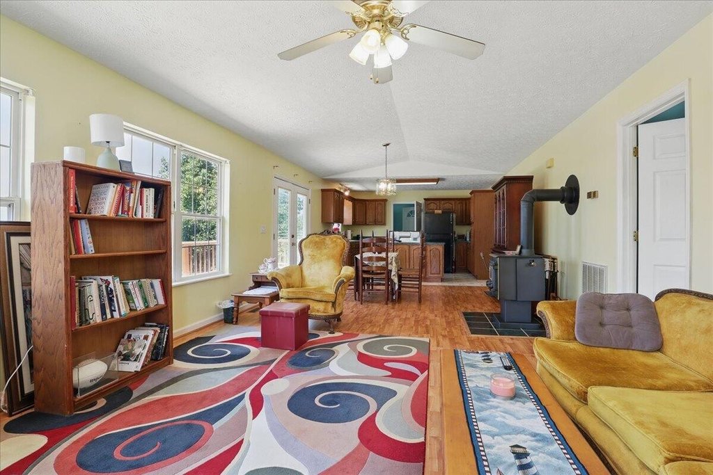 Dandridge, Tennessee, 37725, United States, 3 Bedrooms Bedrooms, ,2 BathroomsBathrooms,Residential,Forsale,1884082