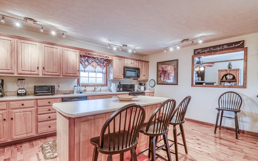 Dandridge, Tennessee, 37725, United States, 3 Bedrooms Bedrooms, ,4 BathroomsBathrooms,Residential,Forsale,1884080