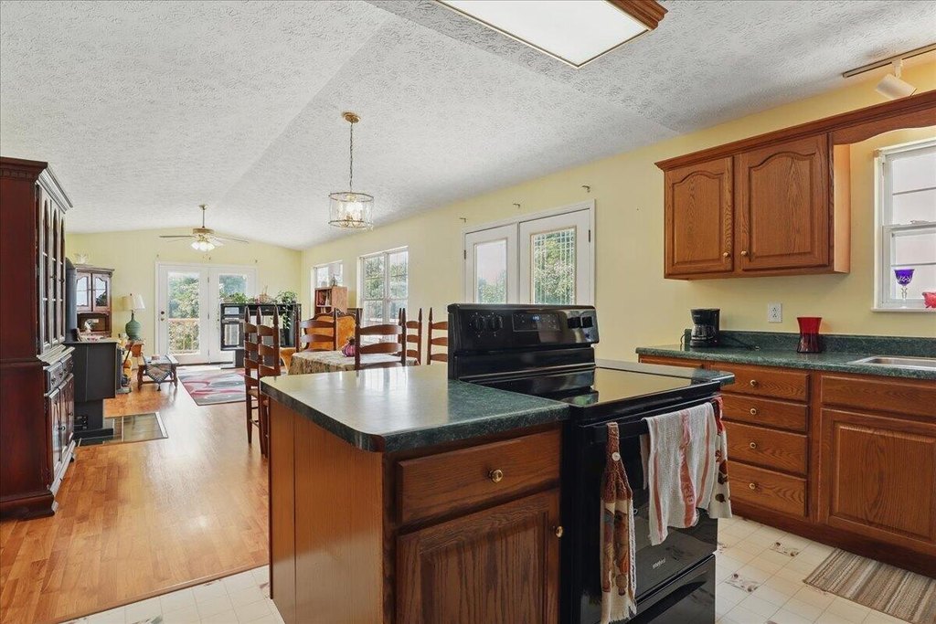 Dandridge, Tennessee, 37725, United States, 3 Bedrooms Bedrooms, ,2 BathroomsBathrooms,Residential,Forsale,1884082