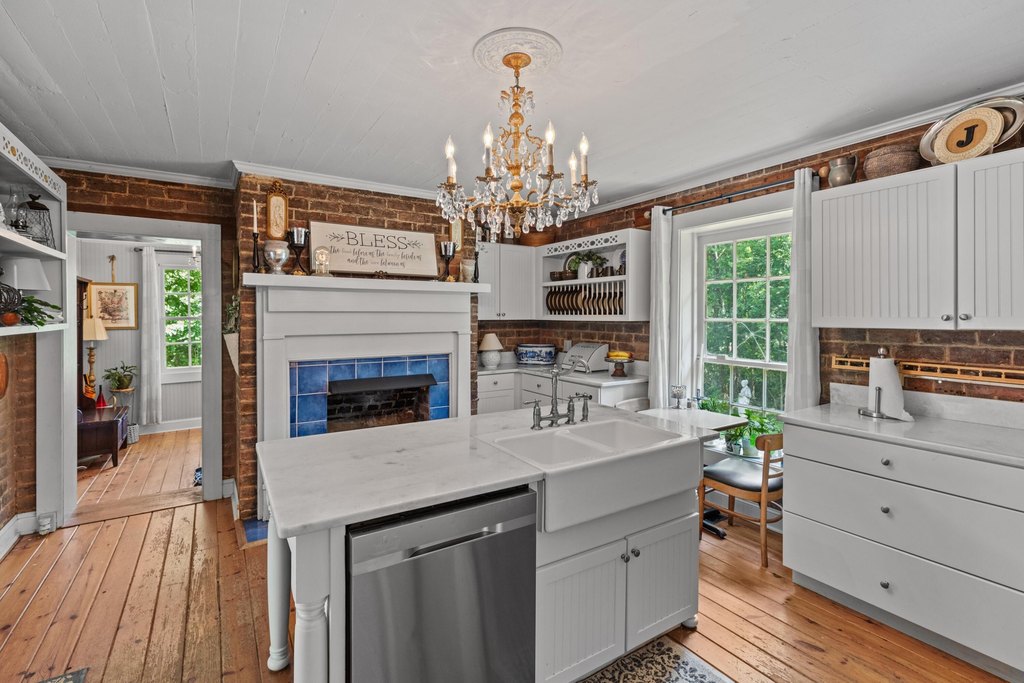 Dandridge, Tennessee, 37725, United States, 4 Bedrooms Bedrooms, ,2 BathroomsBathrooms,Residential,Forsale,1941419