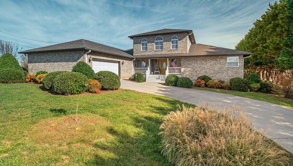 Dandridge, Tennessee, 37725, United States, 3 Bedrooms Bedrooms, ,4 BathroomsBathrooms,Residential,Forsale,1884080