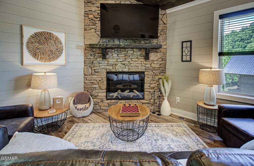 Sevierville, Tennessee, 37876, United States, 2 Bedrooms Bedrooms, ,2.5 BathroomsBathrooms,Residential,Forsale,1936711