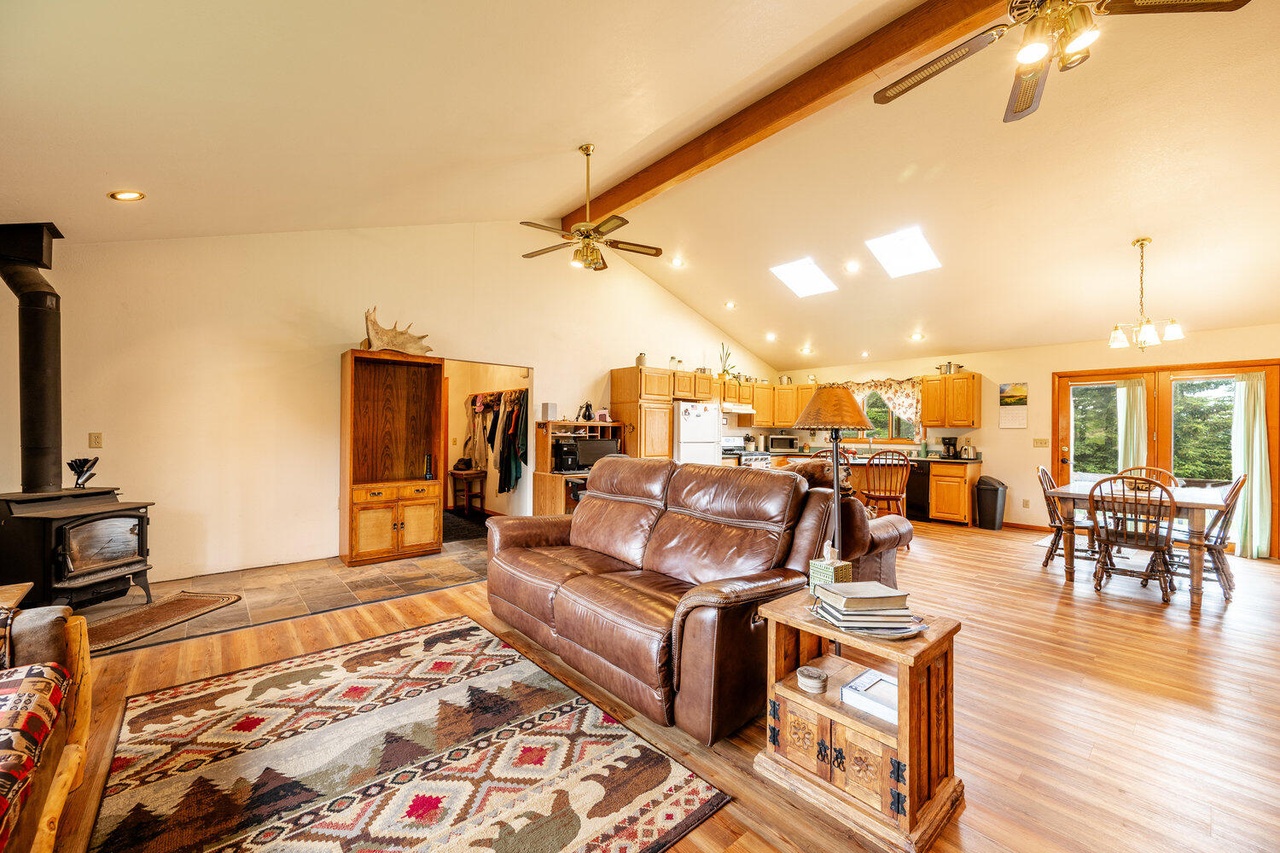 Story, Wyoming, 82842, United States, 3 Bedrooms Bedrooms, ,2 BathroomsBathrooms,Residential,Forsale,1884274