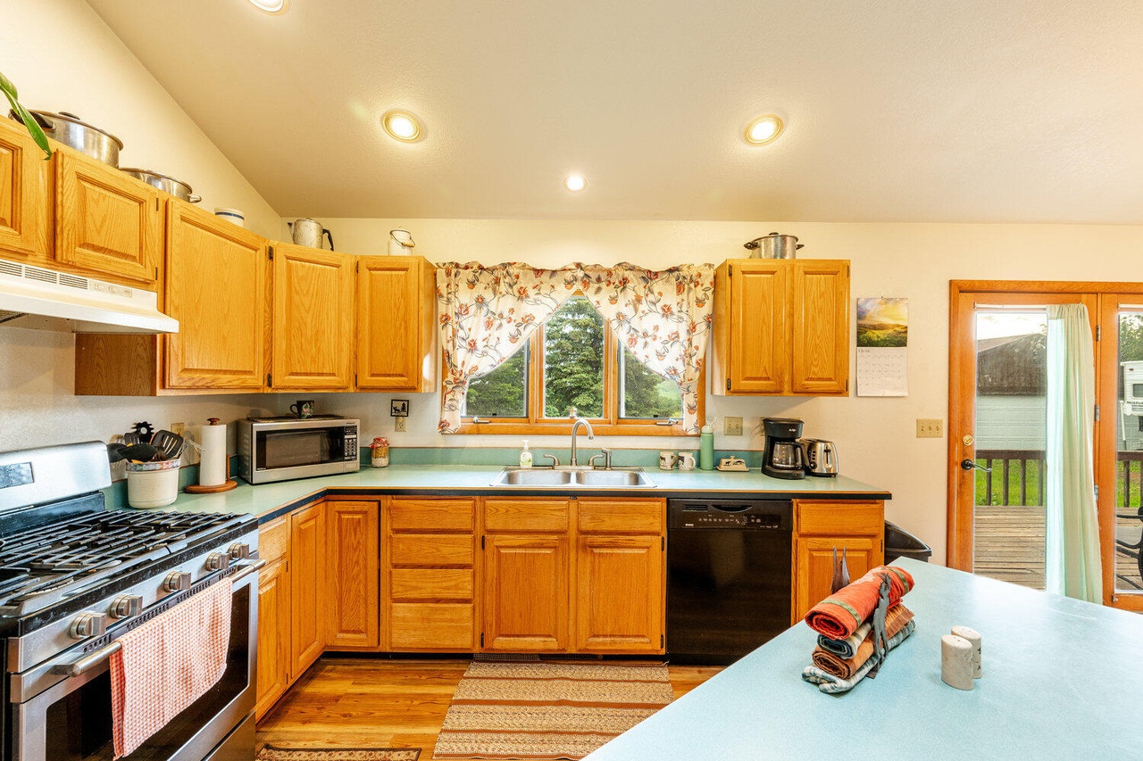 Story, Wyoming, 82842, United States, 3 Bedrooms Bedrooms, ,2 BathroomsBathrooms,Residential,Forsale,1884274