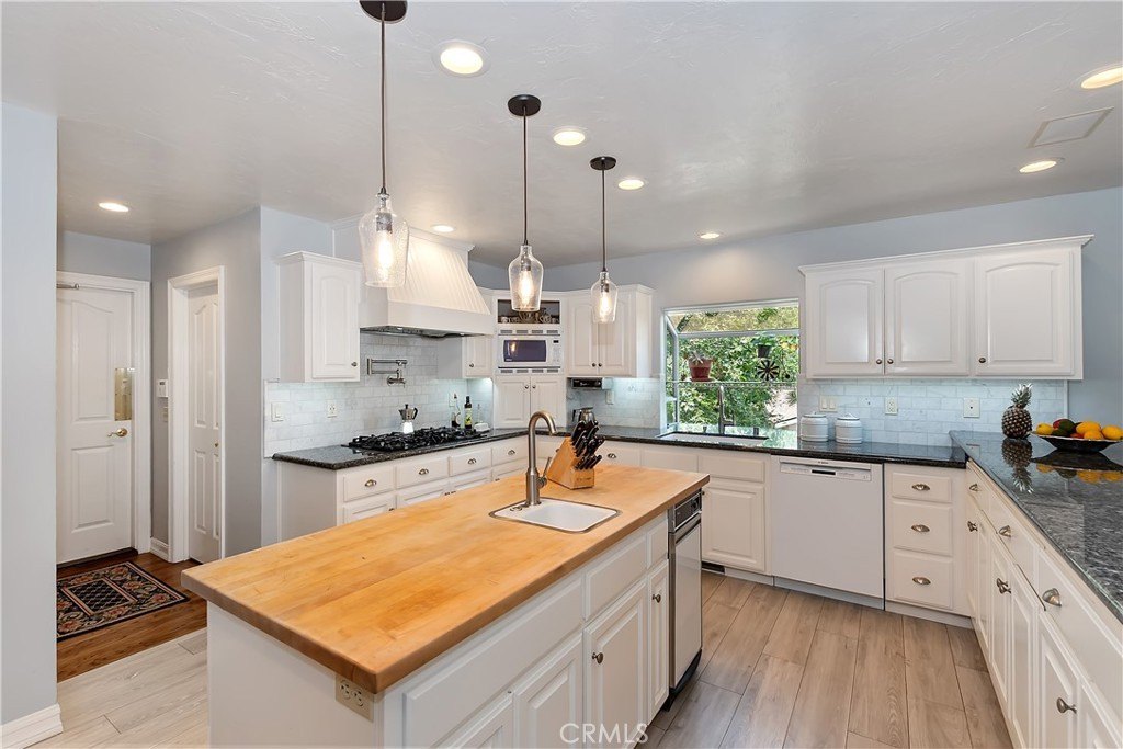 Lake Arrowhead, California, 92352, United States, 4 Bedrooms Bedrooms, ,3.5 BathroomsBathrooms,Residential,Forsale,1908065