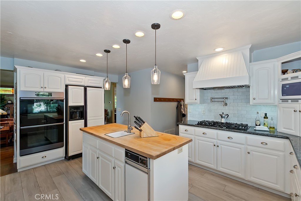 Lake Arrowhead, California, 92352, United States, 4 Bedrooms Bedrooms, ,3.5 BathroomsBathrooms,Residential,Forsale,1908065