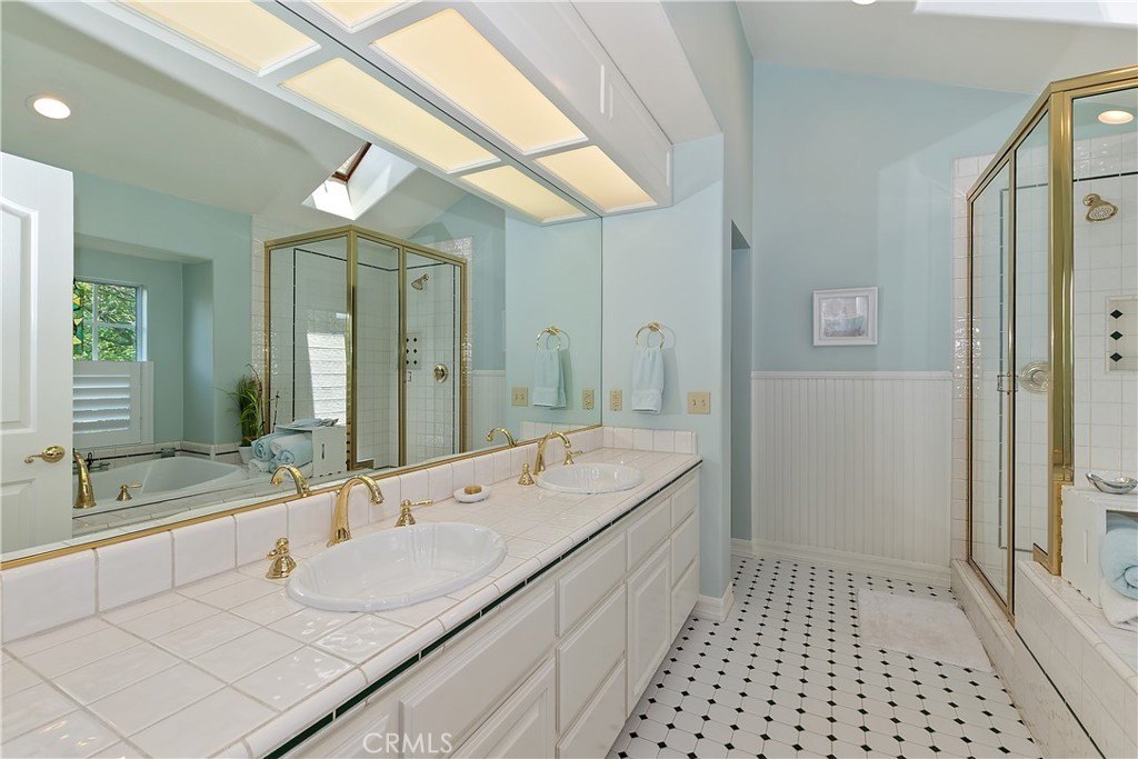 Lake Arrowhead, California, 92352, United States, 4 Bedrooms Bedrooms, ,3.5 BathroomsBathrooms,Residential,Forsale,1908065