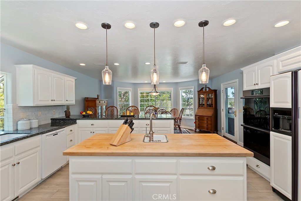 Lake Arrowhead, California, 92352, United States, 4 Bedrooms Bedrooms, ,3.5 BathroomsBathrooms,Residential,Forsale,1908065