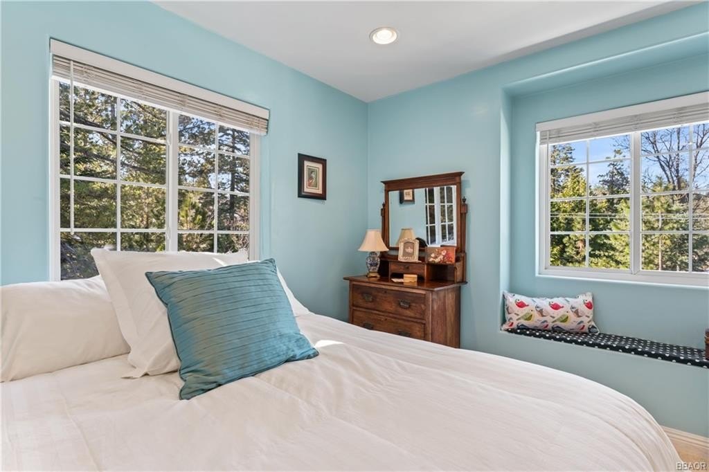 Lake Arrowhead, California, 92317, United States, 4 Bedrooms Bedrooms, ,4 BathroomsBathrooms,Residential,Forsale,1886288