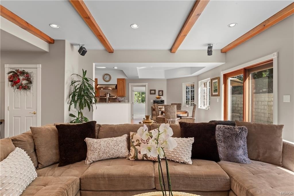 Lake Arrowhead, California, 92317, United States, 4 Bedrooms Bedrooms, ,4 BathroomsBathrooms,Residential,Forsale,1886288
