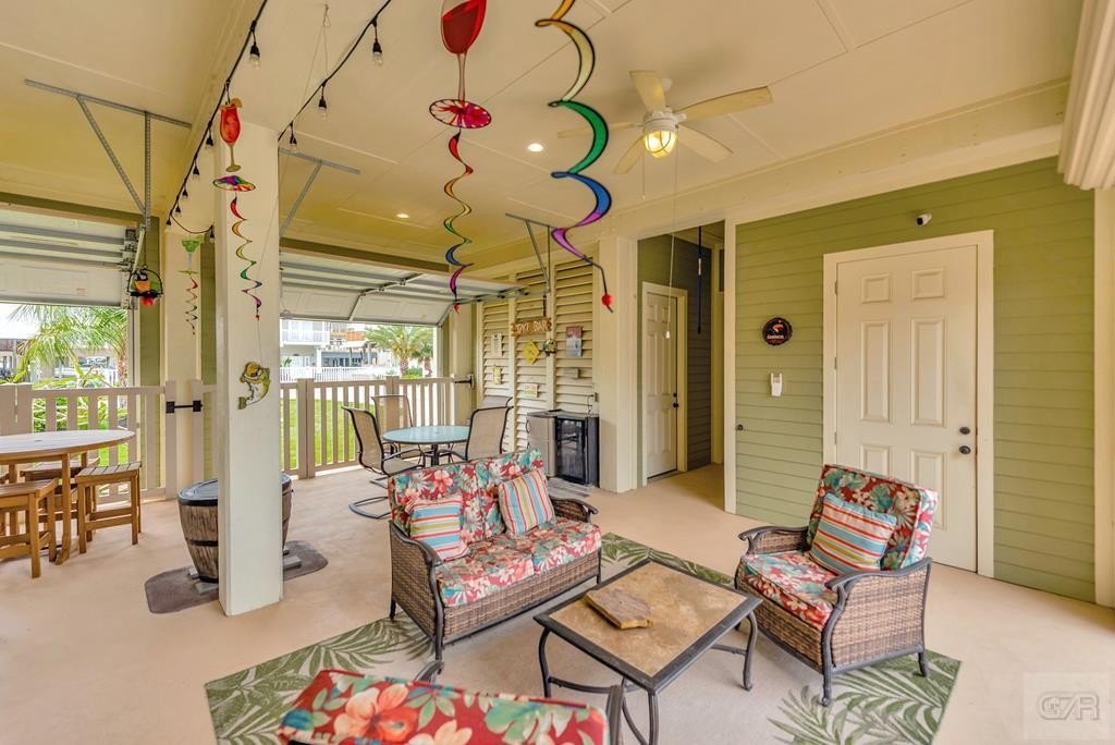 Tiki Island, Texas, 77554, United States, 5 Bedrooms Bedrooms, ,3.5 BathroomsBathrooms,Residential,Forsale,1972216