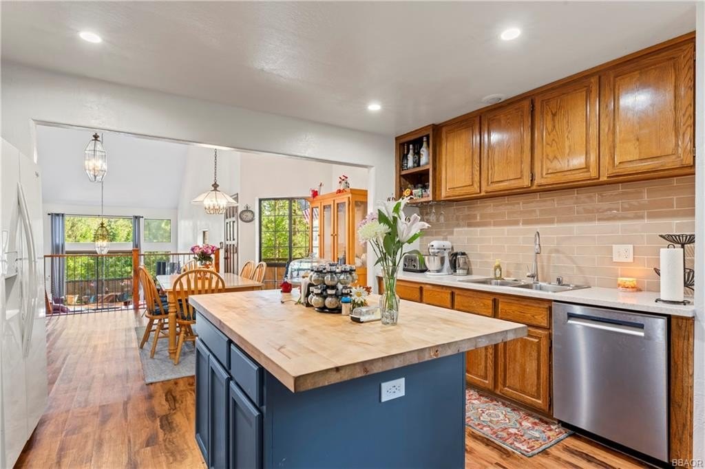 Lake Arrowhead, California, 92352, United States, 3 Bedrooms Bedrooms, ,3 BathroomsBathrooms,Residential,Forsale,1953303