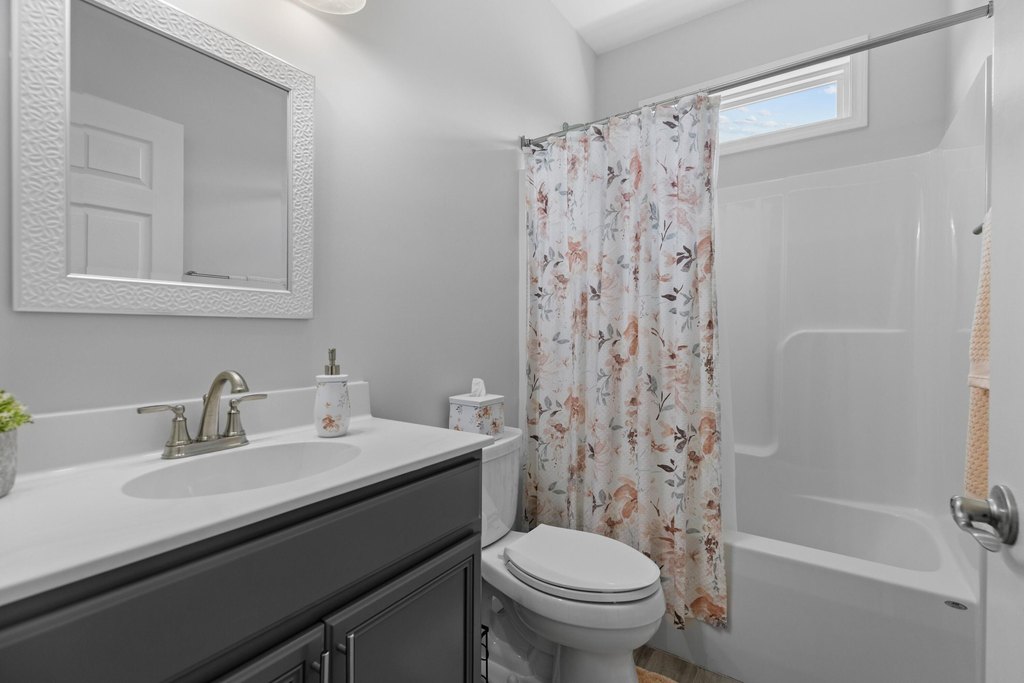 Dandridge, Tennessee, 37725, United States, 3 Bedrooms Bedrooms, ,2 BathroomsBathrooms,Residential,Forsale,1919018
