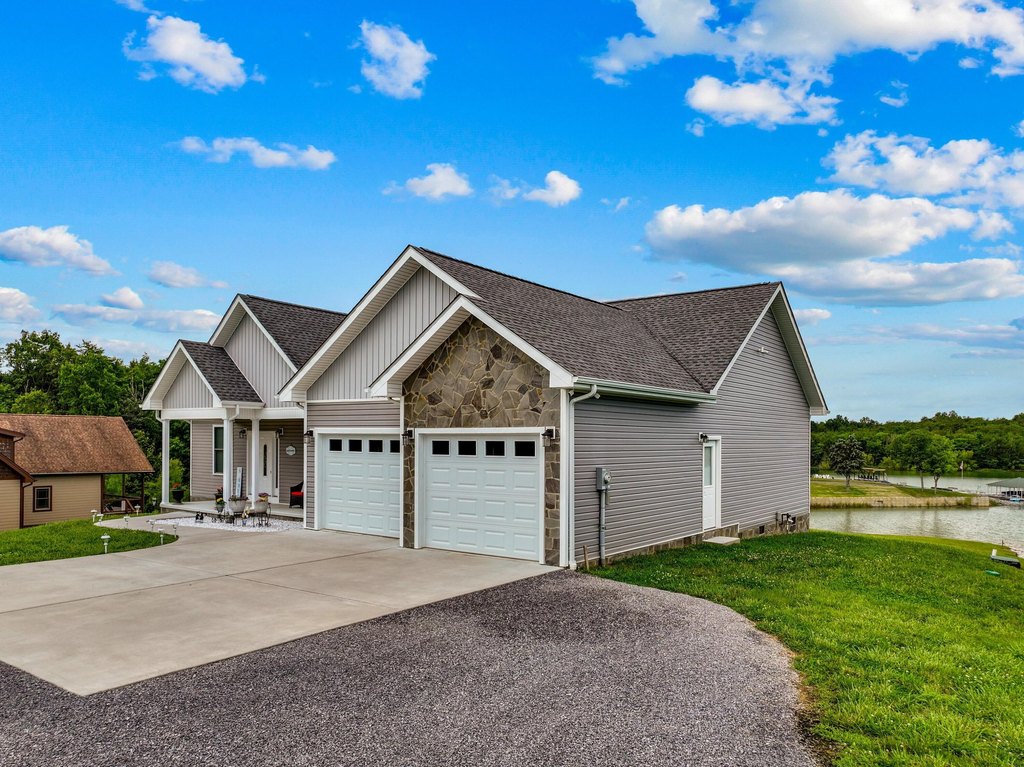 Dandridge, Tennessee, 37725, United States, 3 Bedrooms Bedrooms, ,2 BathroomsBathrooms,Residential,Forsale,1919018