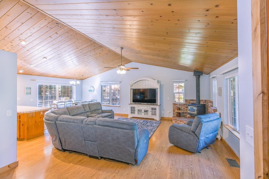 Lake Almanor, California, 96137, United States, 3 Bedrooms Bedrooms, ,2 BathroomsBathrooms,Residential,Forsale,1993793