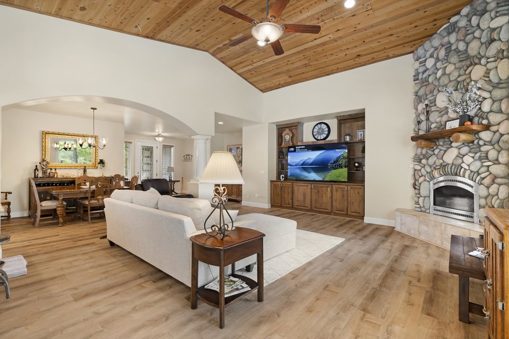 Lake Almanor, California, 96137, United States, 3 Bedrooms Bedrooms, ,2 BathroomsBathrooms,Residential,Forsale,1888829
