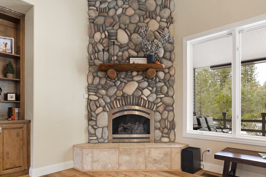 Lake Almanor, California, 96137, United States, 3 Bedrooms Bedrooms, ,2 BathroomsBathrooms,Residential,Forsale,1888829