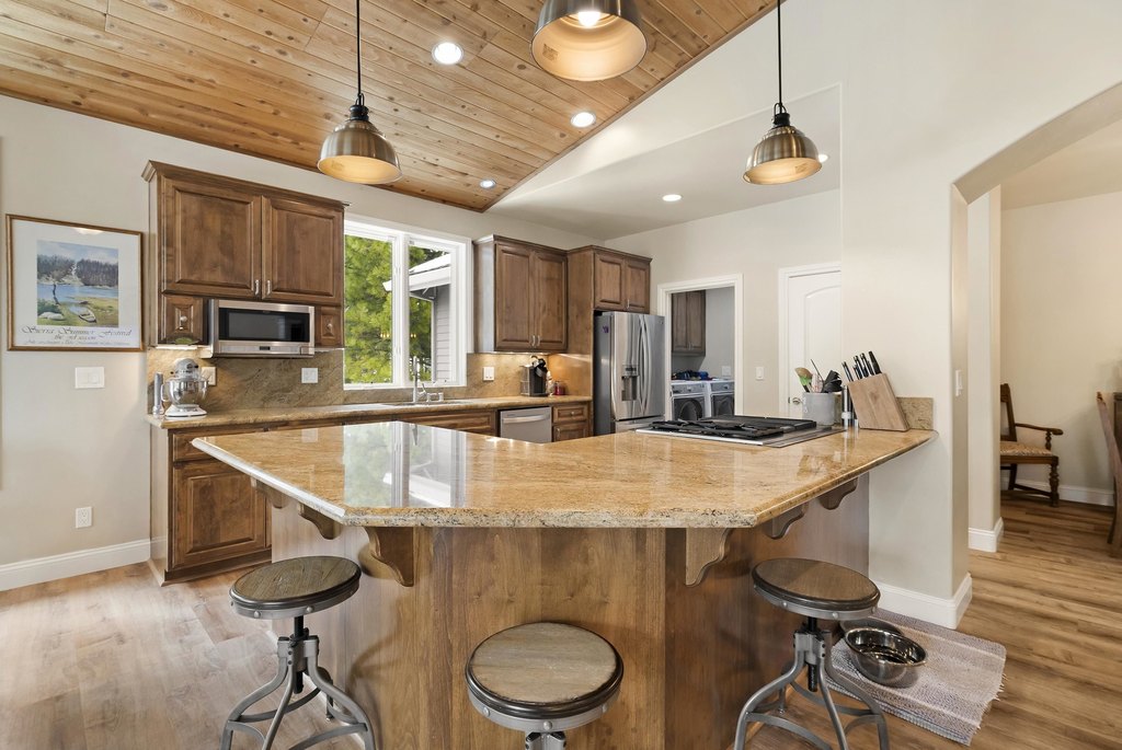 Lake Almanor, California, 96137, United States, 3 Bedrooms Bedrooms, ,2 BathroomsBathrooms,Residential,Forsale,1888829
