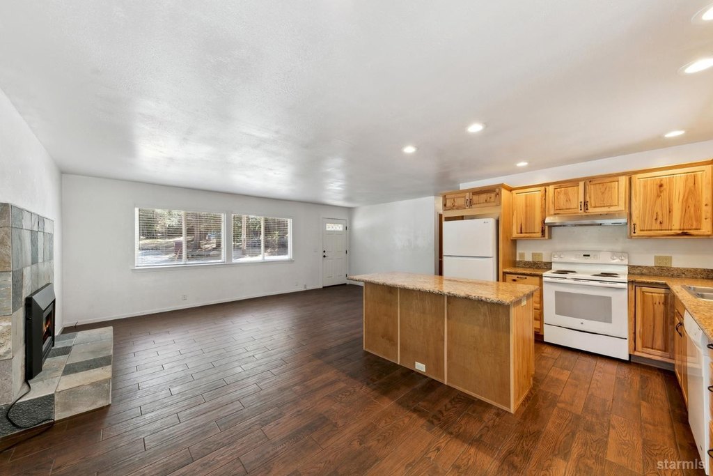 South Lake Tahoe, California, 96150, United States, 2 Bedrooms Bedrooms, ,1 BathroomBathrooms,Residential,Forsale,1929220