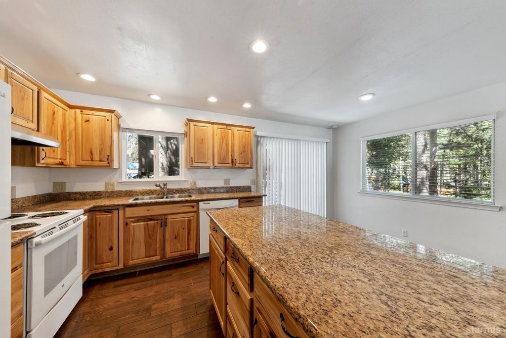 South Lake Tahoe, California, 96150, United States, 2 Bedrooms Bedrooms, ,1 BathroomBathrooms,Residential,Forsale,1929220
