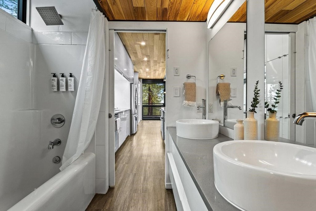 Truckee, California, 96161, United States, 3 Bedrooms Bedrooms, ,3 BathroomsBathrooms,Residential,Forsale,1904015