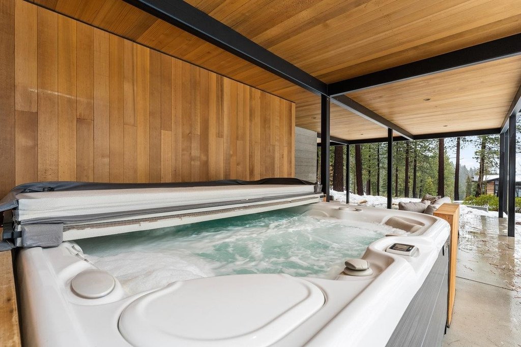 Truckee, California, 96161, United States, 3 Bedrooms Bedrooms, ,3 BathroomsBathrooms,Residential,Forsale,1904015