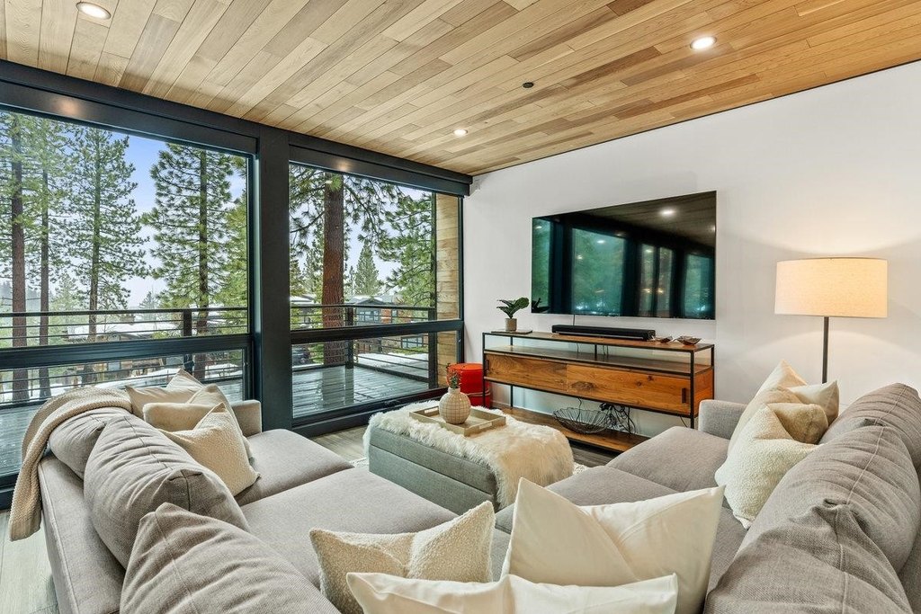 Truckee, California, 96161, United States, 3 Bedrooms Bedrooms, ,3 BathroomsBathrooms,Residential,Forsale,1904015
