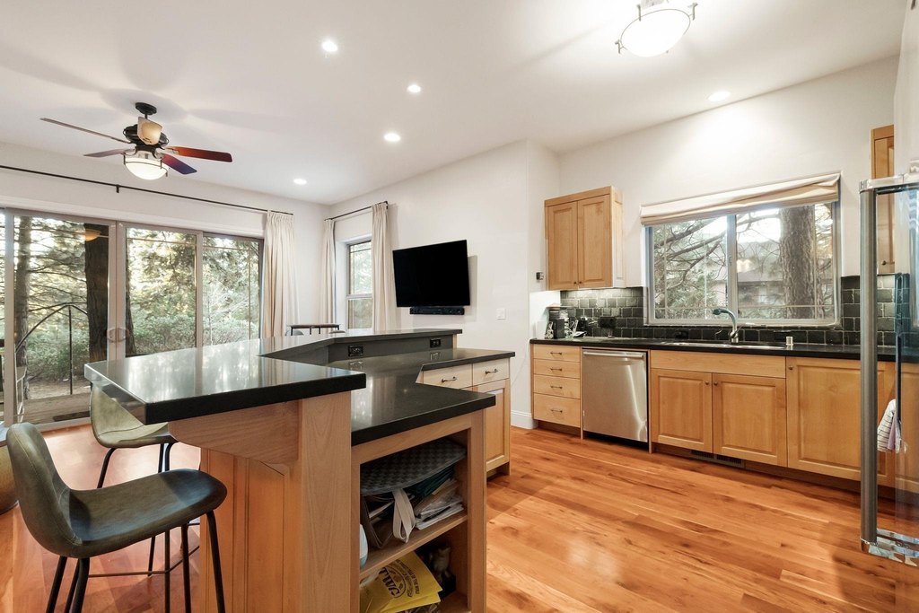 Lake Almanor, California, 96137, United States, 3 Bedrooms Bedrooms, ,2 BathroomsBathrooms,Residential,Forsale,1899766