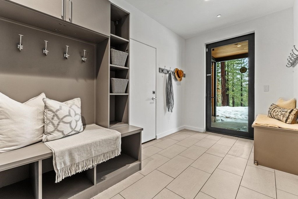 Truckee, California, 96161, United States, 3 Bedrooms Bedrooms, ,3 BathroomsBathrooms,Residential,Forsale,1904015
