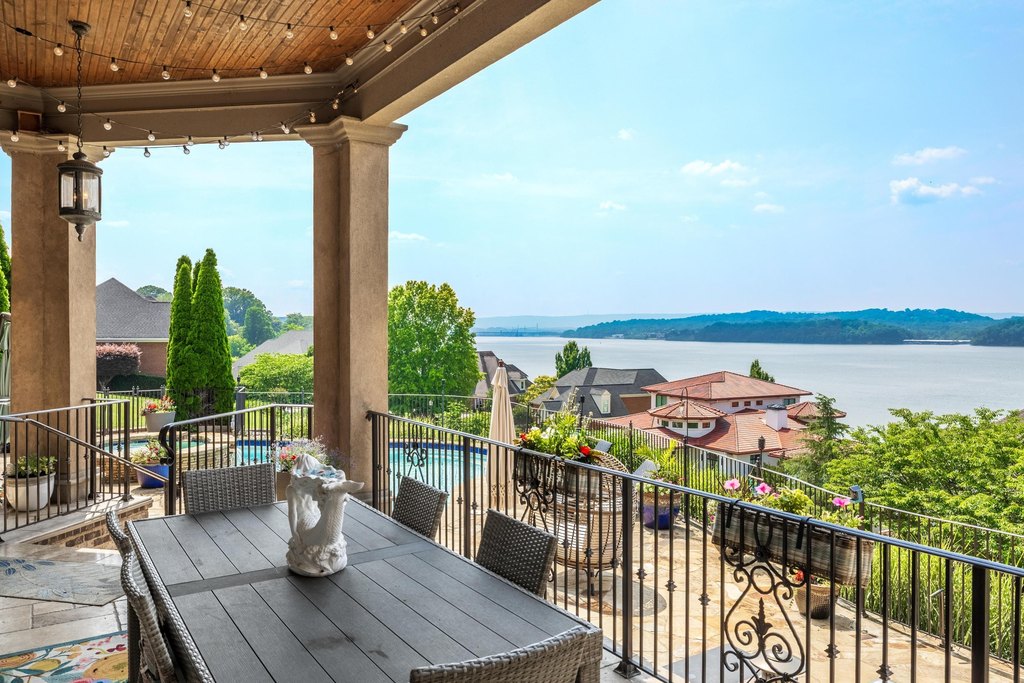 Chattanooga, Tennessee, 37416, United States, 5 Bedrooms Bedrooms, ,5.5 BathroomsBathrooms,Residential,Forsale,1894376