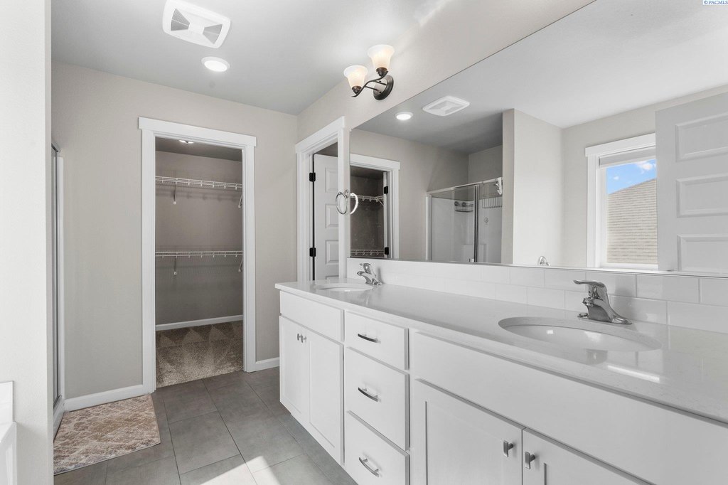 West Richland, Washington, 99353, United States, 5 Bedrooms Bedrooms, ,3 BathroomsBathrooms,Residential,Forsale,1898147