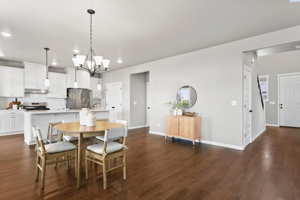 West Richland, Washington, 99353, United States, 5 Bedrooms Bedrooms, ,3 BathroomsBathrooms,Residential,Forsale,1898147