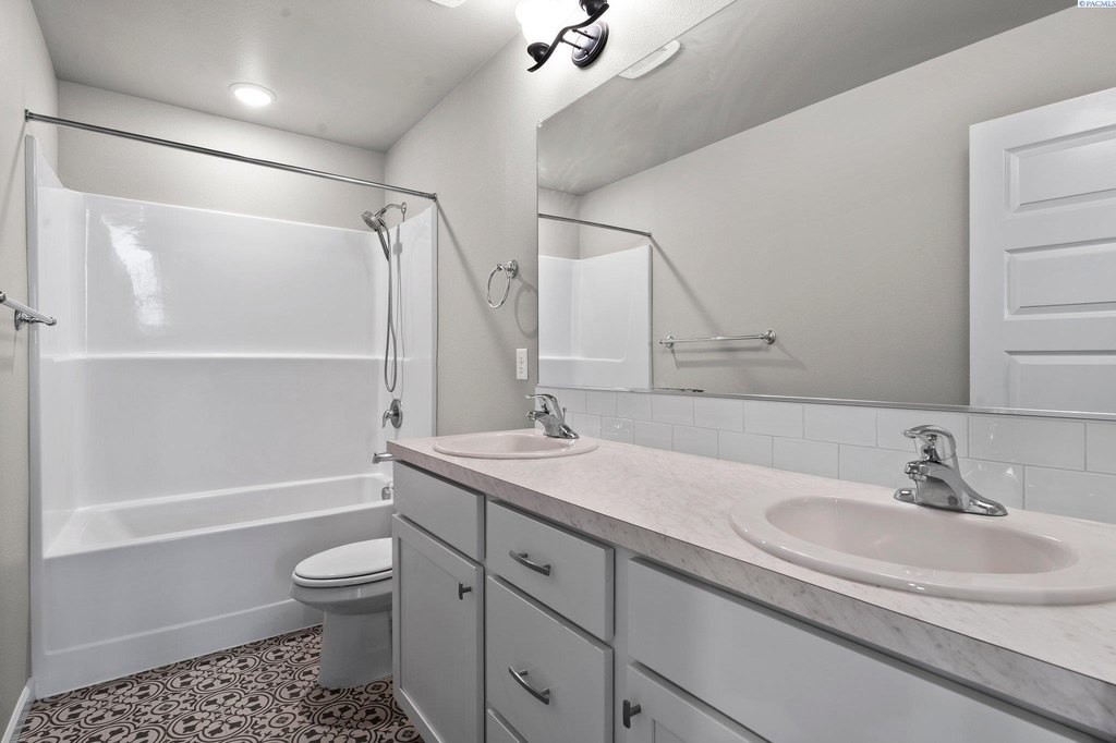 West Richland, Washington, 99353, United States, 5 Bedrooms Bedrooms, ,3 BathroomsBathrooms,Residential,Forsale,1898147
