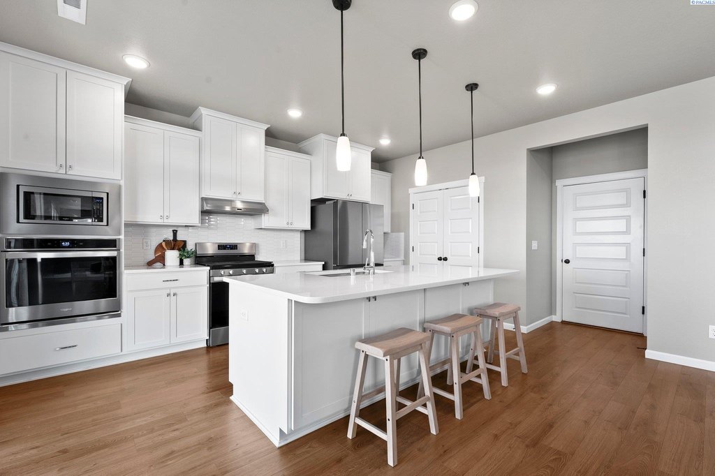West Richland, Washington, 99353, United States, 5 Bedrooms Bedrooms, ,3 BathroomsBathrooms,Residential,Forsale,1898147