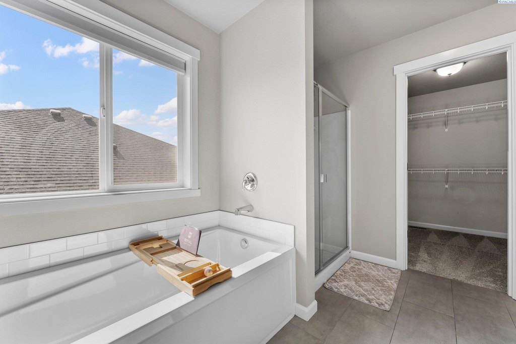 West Richland, Washington, 99353, United States, 5 Bedrooms Bedrooms, ,3 BathroomsBathrooms,Residential,Forsale,1898147
