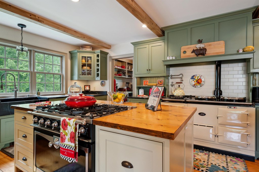 Barnard, Vermont, 05031, United States, 5 Bedrooms Bedrooms, ,5.5 BathroomsBathrooms,Residential,Forsale,1999502