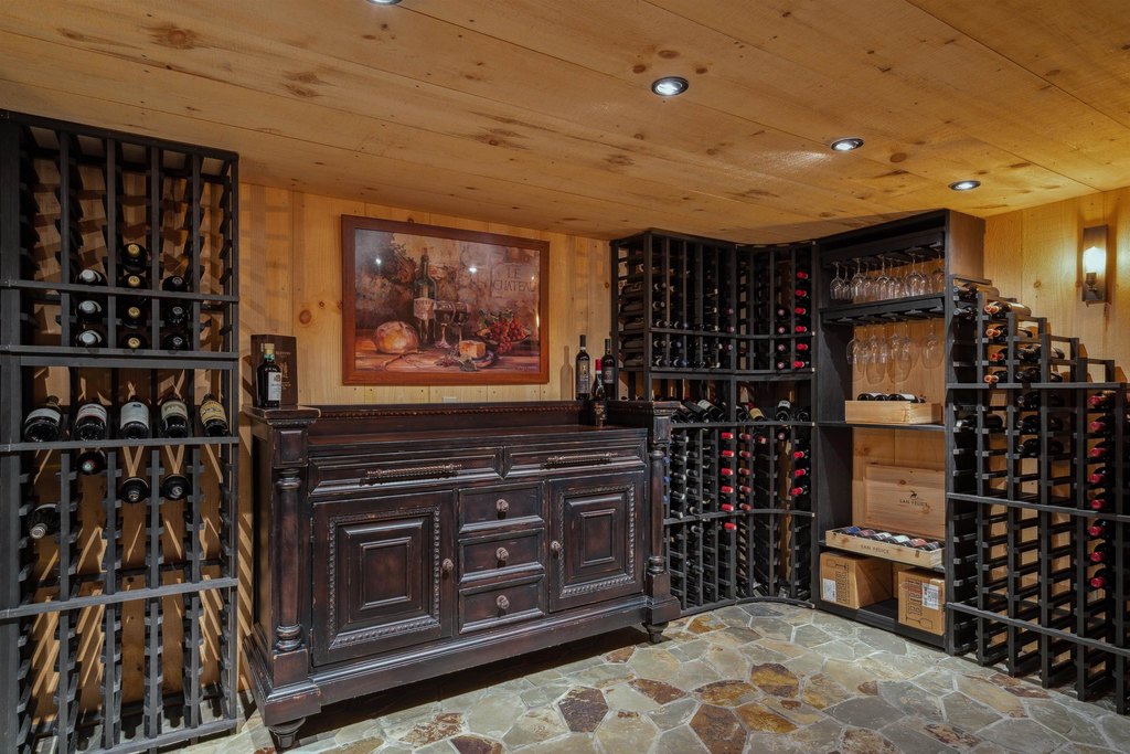 Barnard, Vermont, 05031, United States, 5 Bedrooms Bedrooms, ,5.5 BathroomsBathrooms,Residential,Forsale,1999502