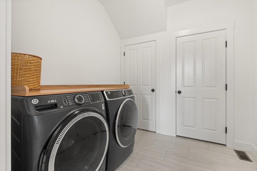 Newmarket, New Hampshire, 03857, United States, 4 Bedrooms Bedrooms, ,3.5 BathroomsBathrooms,Residential,Forsale,1933930