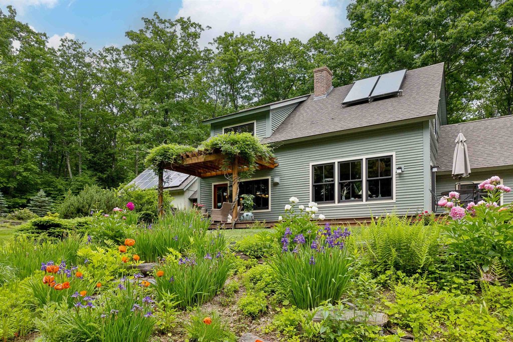 Hartford, Vermont, 05001, United States, 2 Bedrooms Bedrooms, ,2.5 BathroomsBathrooms,Residential,Forsale,1999512