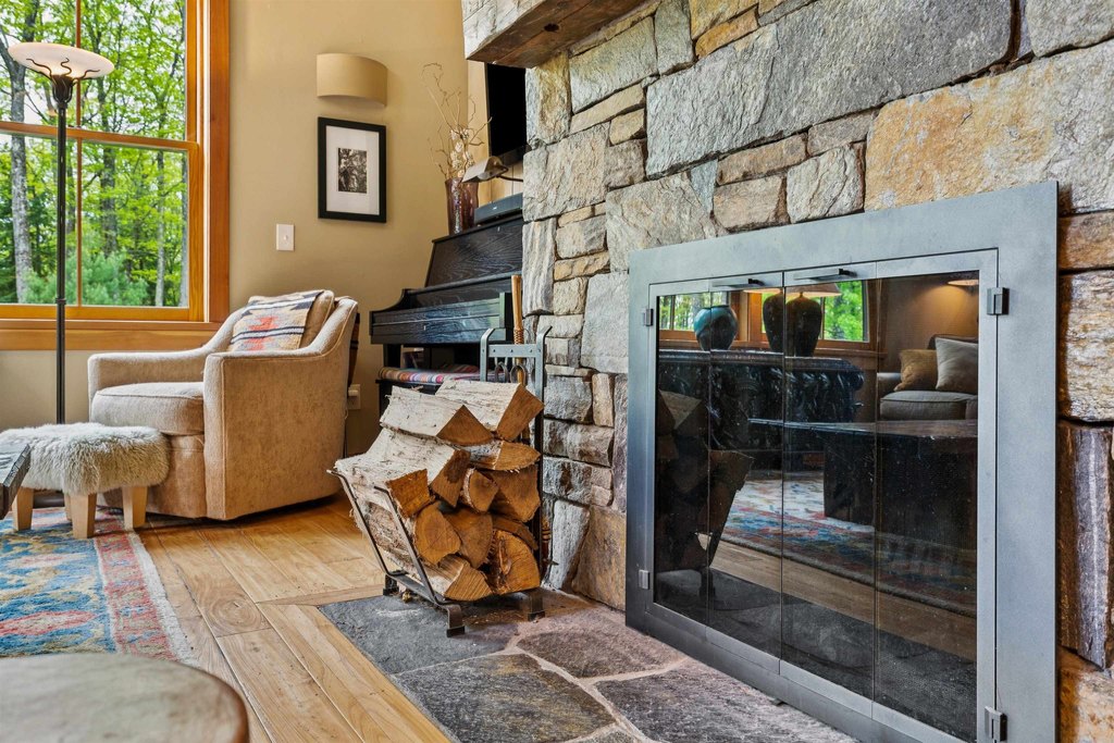 Hartford, Vermont, 05001, United States, 2 Bedrooms Bedrooms, ,2.5 BathroomsBathrooms,Residential,Forsale,1999512