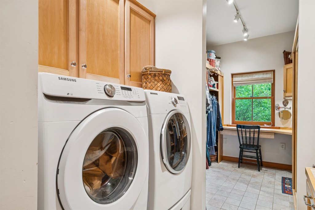 Hartford, Vermont, 05001, United States, 2 Bedrooms Bedrooms, ,2.5 BathroomsBathrooms,Residential,Forsale,1999512