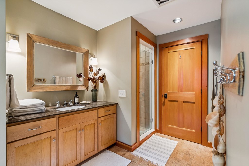 Hartford, Vermont, 05001, United States, 2 Bedrooms Bedrooms, ,2.5 BathroomsBathrooms,Residential,Forsale,1999512