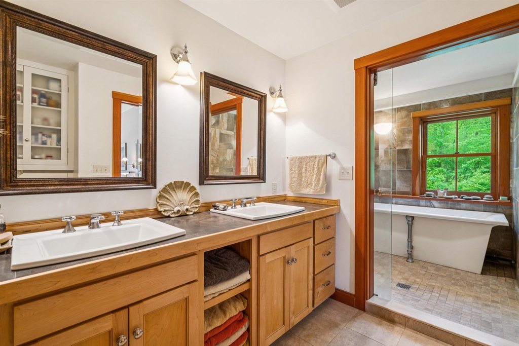 Hartford, Vermont, 05001, United States, 2 Bedrooms Bedrooms, ,2.5 BathroomsBathrooms,Residential,Forsale,1999512