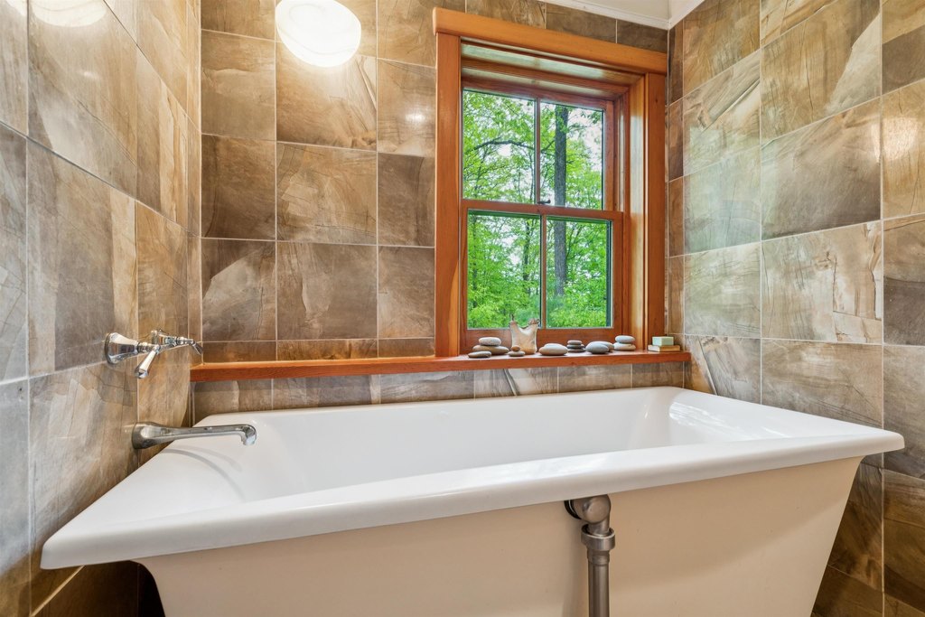 Hartford, Vermont, 05001, United States, 2 Bedrooms Bedrooms, ,2.5 BathroomsBathrooms,Residential,Forsale,1999512