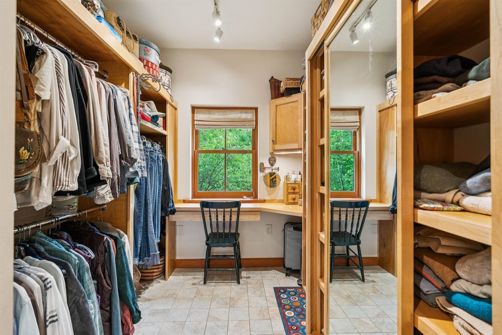 Hartford, Vermont, 05001, United States, 2 Bedrooms Bedrooms, ,2.5 BathroomsBathrooms,Residential,Forsale,1999512