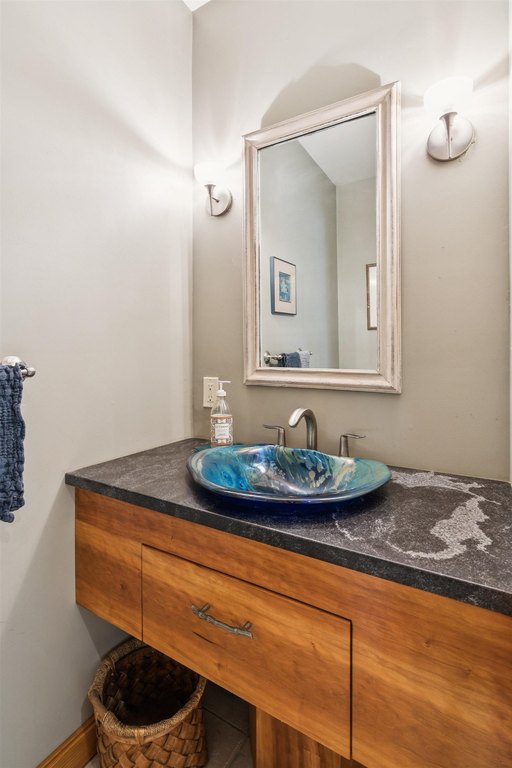 Hartford, Vermont, 05001, United States, 2 Bedrooms Bedrooms, ,2.5 BathroomsBathrooms,Residential,Forsale,1999512